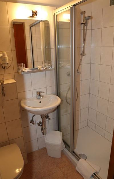 4-bed room, shower, toilet, north