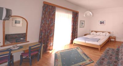 Double room, shower, toilet, west