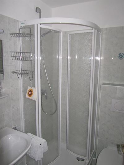 Twin room, shower or bath, toilet, lake view