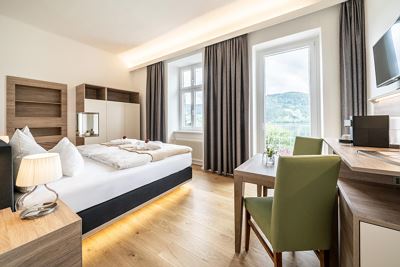 Doppelzimmer in der Villa mit Balkon