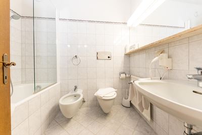 Double room, bath, toilet