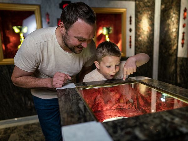 Granatsteine schürfen und schleifen