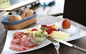 BREAKFAST ON LAKE TERRACES