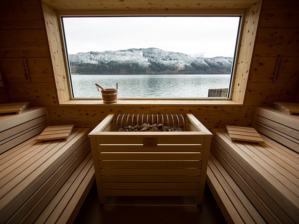 RELAXING AT THE LAKE MILLSTATT BATHHOUSE