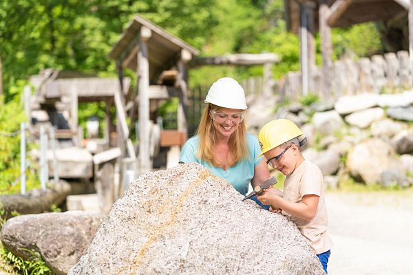 Auf der Suche nach dem roten Edelstein in der Granatschlucht