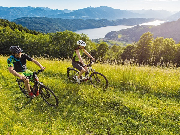 Giro del lago in sella alla bicicletta tradizionale o elettrica