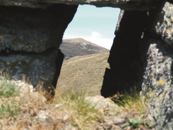 Blick vom Menhir auf den Gipfel des Weltenberg Mirnock