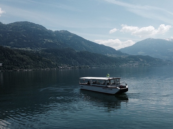 Mit der Rad- und Wanderfähre über den See