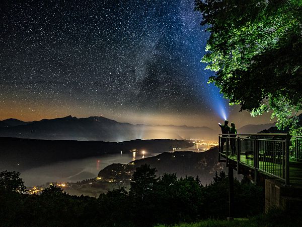 Il lago alla luce del sole che tramonta